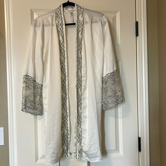 Flora Nikrooz white lace satin wrap robe - Picture 2 of 9